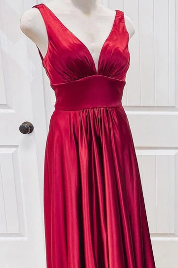 Vestido de dama de honor plisado estilo imperio con escote en V profundo de satén